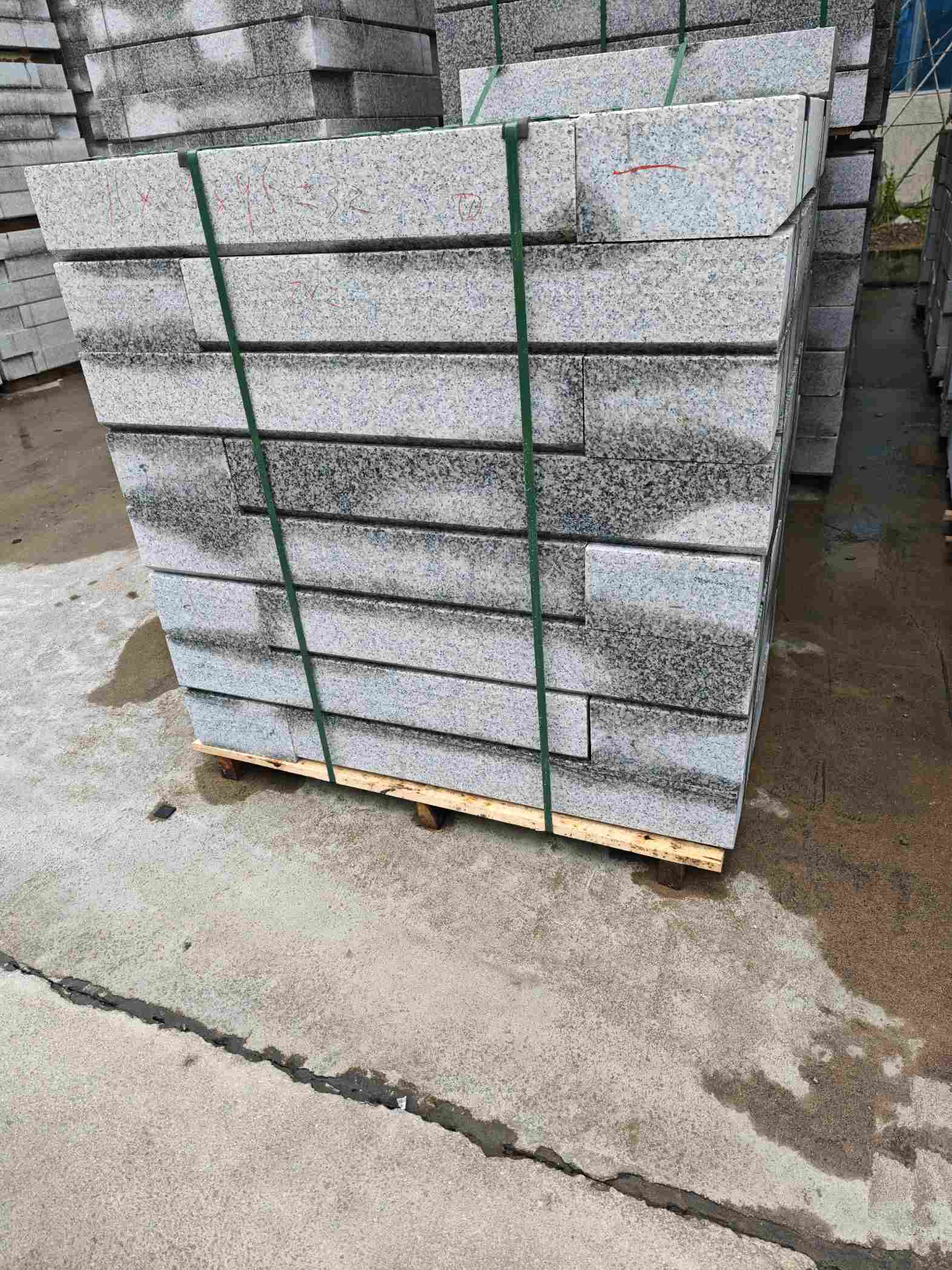 合肥芙蓉白路牙石，马路牙子